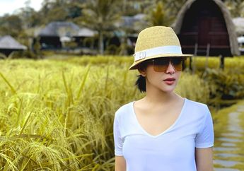 Jalan-jalan di Pinggir Sawah, Syahrini Tenteng Tas Transparan Bak Sangkar Burung Seharga Jutaan Rupiah