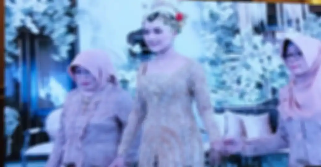 Erina Gudono dalam balutan kebaya emas saat upacara adat panggih