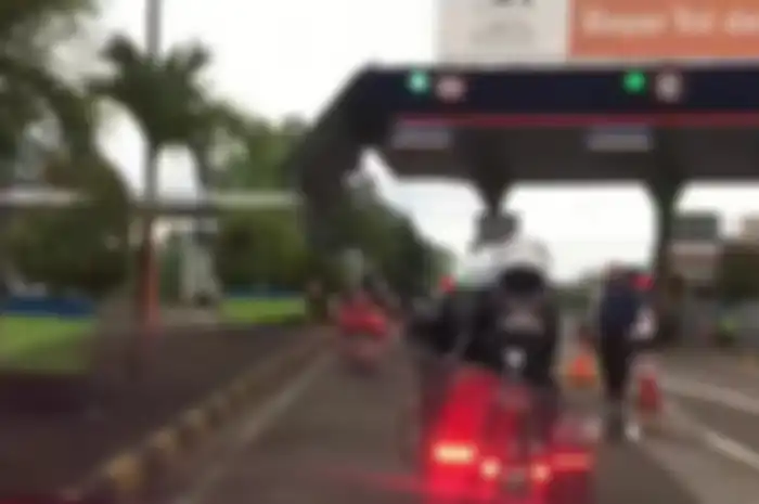 Harley-Davidson dengan bebas masuk tol di Makassar.