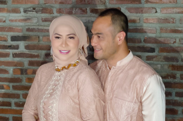 Venna Melinda dan Ferry Irawan saat Grid.ID jumpai di kawasan Ciputat, Tangerang Selatan pada Rabu (23/3/2022)