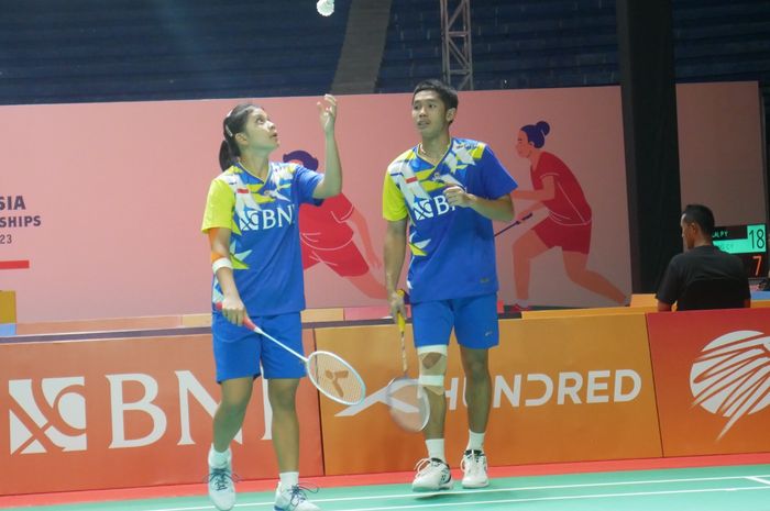 Ganda campuran Indonesia, Adrian Pratama/Felisha Alberta Nathaniel Pasaribu saat tampil pada babak semifinal Kejuaraan Asia Junior 2023 event beregu antara Indonesia vs Thailand, di GOR Among Raga, Yogyakarta, Senin (10/7/2023).