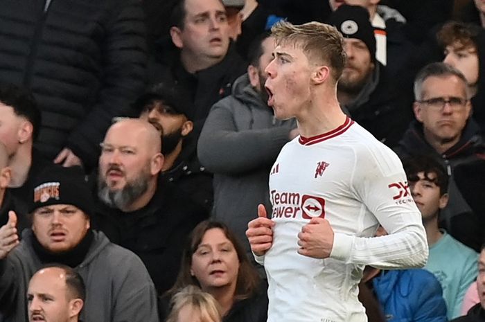 Rasmus Hojlund merayakan golnya untuk Man United ke gawang Luton Town dalam lanjutan Liga Inggris di Kenilworth Road (18/2/2024).