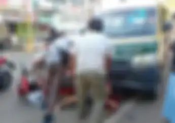 Penumpang Berhamburan Angkot Hajar Honda Scoopy, Pemotor Tak Berdaya Tertimpa Bemper