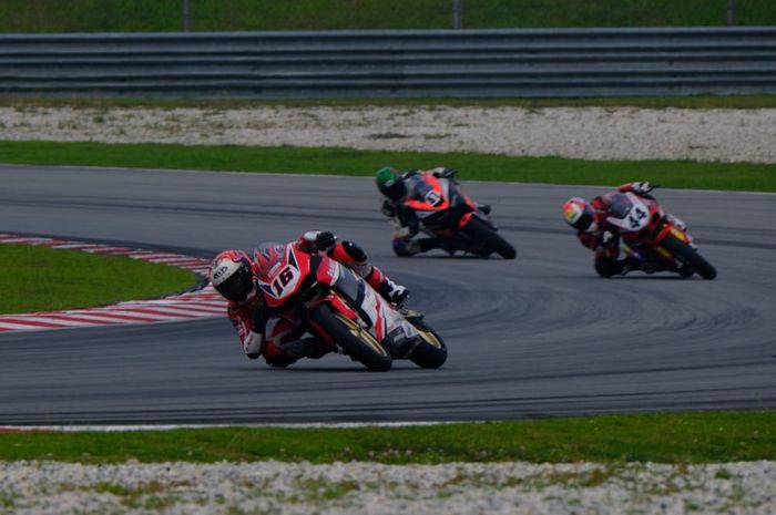 Pembalap AHRT, Irfan Ardiansyah, saat tampil pada sesi kualifikasi AP250 ARRC 2019, di Srrkuit Sepang, Malaysia, Sabtu (9/3/2019).