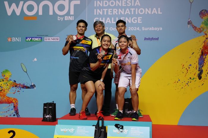 Pelatih ganda campuran Indonesia, Herry Iman Pierngadi (tengah), berpose dengan anak asuhnya yaitu Amri Syahnawai/Nita Violina Marwah (kiri) dan Jafar Hidayatullah/Felisha Alberta Nataniel Pasaribu (kanan) setelah final Indonesia International Challenge 2024 di Surabaya, Jawa Timur, 27 Oktober 2024.