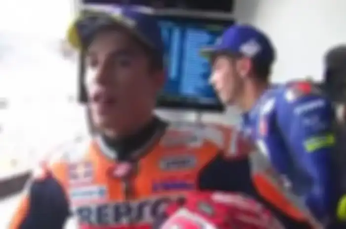 Marc Marquez membelakangi Valentino Rossi