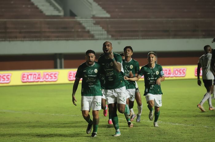 Gelandang PSS Sleman, Jonathan Bustos melakukan selebrasi setelah mencetak gol ke gawang RANS Nusantara FC, Jumat (8/12/2023).