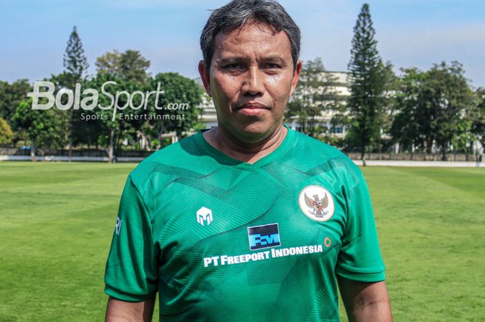 Pelatih timnas U-17 Indonesia, Bima Sakti, saat ditemui di Lapangan A, Senayan, Jakarta, Sabtu (15/7/2023).