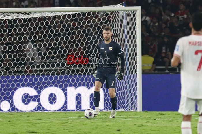 Kiper timnas Indonesia, Maarten Paes, sedang menguasai bola saat bertanding di Stadion Utama Gelora Bung Karno, Senayan, Jakarta, Selasa (10/9/2024).