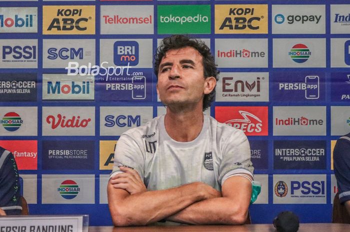 Pelatih Persib Bandung, Luis Milla, nampak menghadiri jumpa pers di Graha Persib, Bandung, Jawa Barat, 1 Oktober 2022.