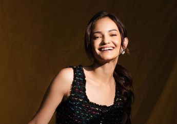 Gaya Modis Enzy Storia Datang ke New York Fashion Week, Tampil Colorful dengan Busana Branded!