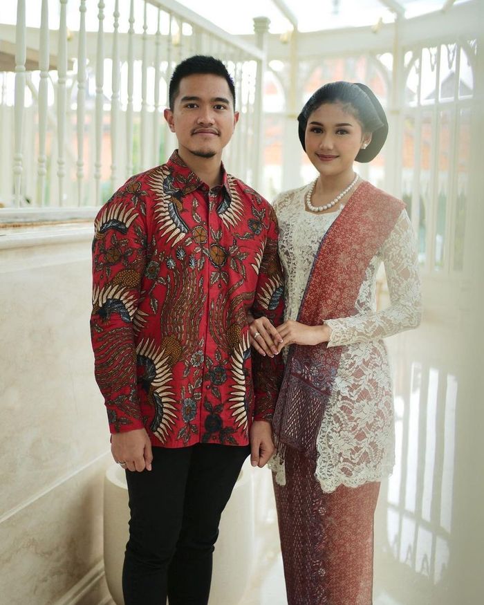 Erina Gudono dan Kaesang Pangarep dalam balutan busana Jawa