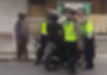 Nekat! Udah Kaya Di Film, Dua Pemuda Nekat Terobos Razia Polisi, Pasrah Saat Dikepung