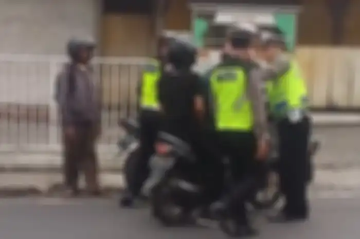 Polisi mengepung Yamaha Mio yang terobos barikade Operasi Zebra 2018