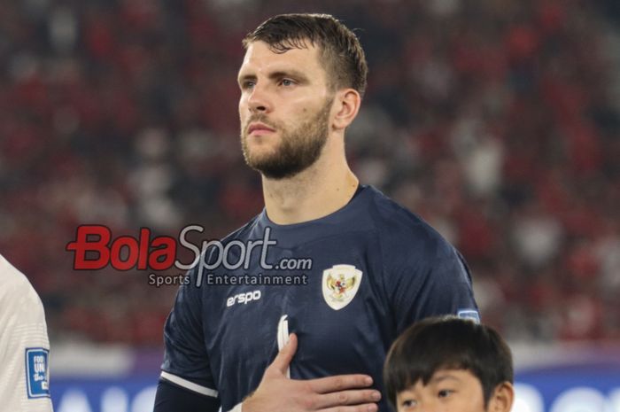 Kiper timnas Indonesia, Maarten Paes, saat sedang menyanyikan lagu Indonesia Raya jelang bertanding di Stadion Utama Gelora Bung Karno, Senayan, Jakarta, Selasa (10/9/2024).