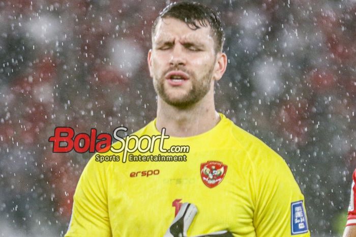 Kiper timnas Indonesia, Maarten Paes, sedang menyanyikan lagu Indonesia Raya jelang berlaga di Stadion Utama Gelora Bung Karno, Senayan, Jakarta, Jumat (15/11/2024).