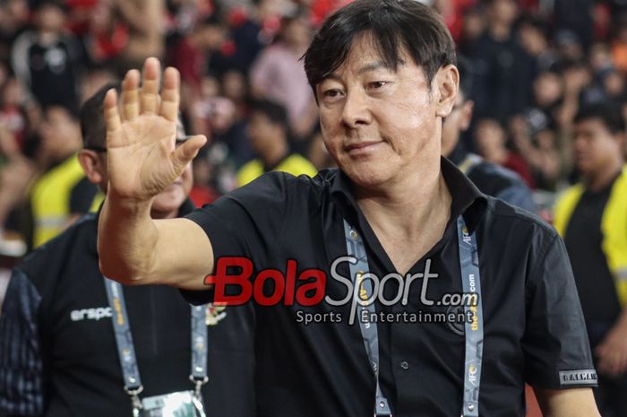 Pelatih timnas Indonesia, Shin Tae-yong, saat menyapa para penonton di Stadion Utama Gelora Bung Karno, Senayan, Jakarta, Selasa (11/6/2024).