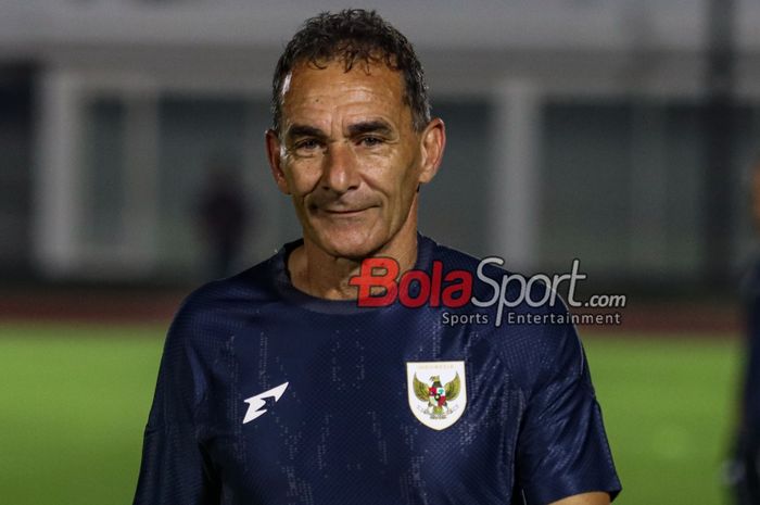 Pelatih Timnas U-23 Indonesia, Gerald Vanenburg, sedang memantau para pemainnya berlatih di Stadion Madya, Senayan, Jakarta, Senin (14/7/2025) malam.
