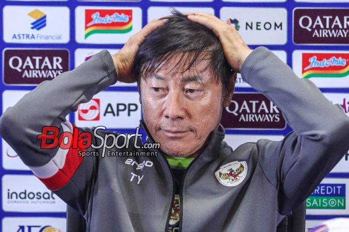 Pelatih timnas Indonesia, Shin Tae-yong, saat hadir dalam sesi jumpa pers di Media Center Stadion Utama Gelora Bung Karno, Senayan, Jakarta, Senin (18/11/2024).