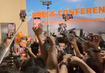 Sidang Nikita Mirzani Ricuh, Seorang Pria Halangi Wartawan untuk Wawancara