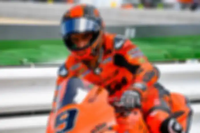 Nasibnya miris, dua pembalap MotoGP dari tim Tech3 KTM Factory Racing merelakan motornya ke pembalap Moto2.