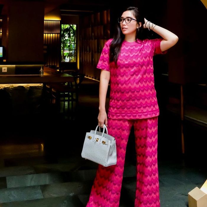 Potret OOTD Ussy Sulistiawaty saat kenakan outfit Missoni.