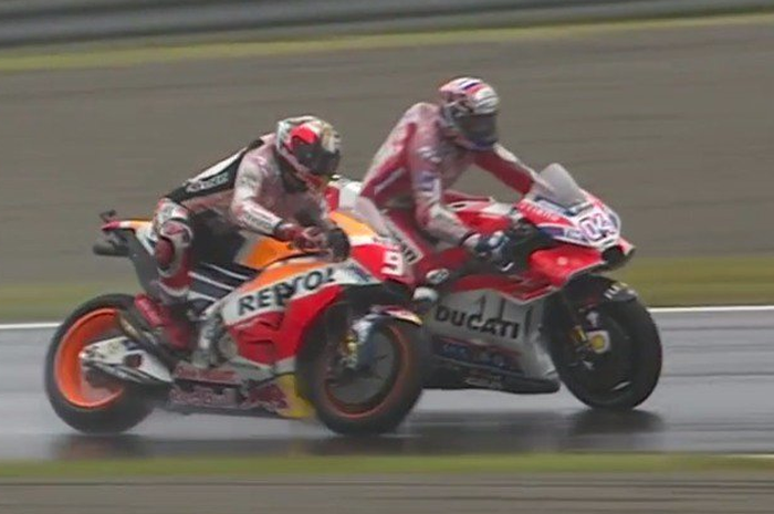 Andrea Dovizioso dan Marc Marquez saling serang di sirkuit Motegi Jepang