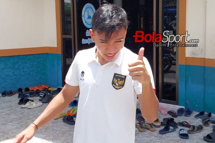Gelandang timnas U-23 Indonesia, Arkhan Fikri, sedang menjalani sholat jumat di Masjid Mishabul Islam, Rayong, Thailand, Jumat (25/8/2023).