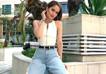 Kembali Tuai Komentar, Cinta Laura Cuek Pamer Perut Sixpack Pakai Ruffle Bra Seksi