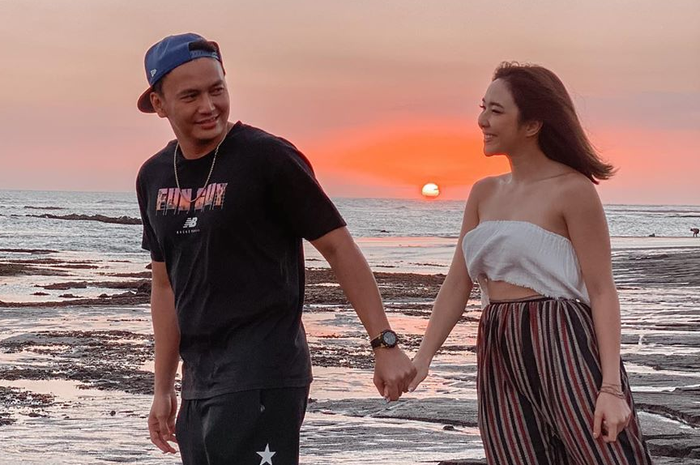 Gisel dan Wijin saat nyore di pantai