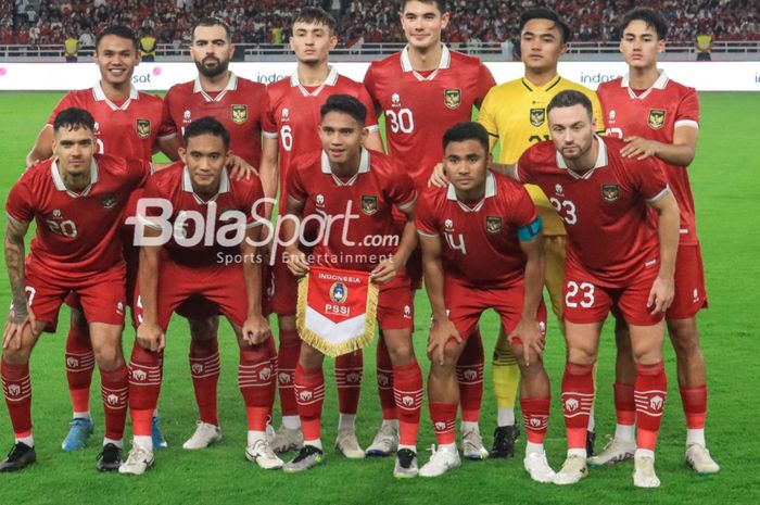 Skuad Timnas Indonesia berfoto menjelang FIFA Matchday kontra Argentina di Stadion Utama Gelora Bung Karno, Jakarta, Senin (19/6/2023) malam.