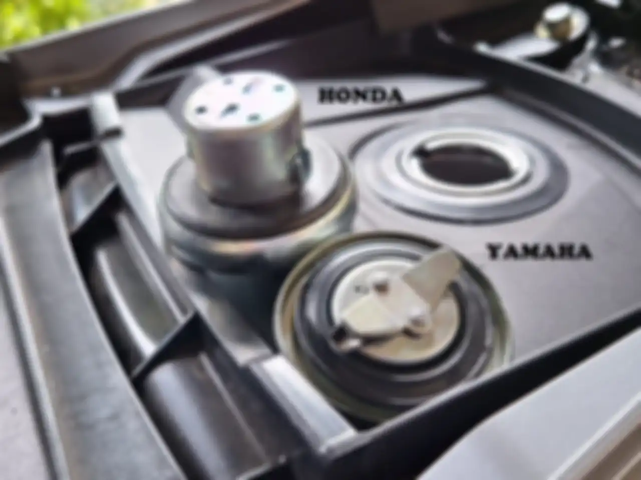 Tutup tangki Honda lebih gede dibanding punya Yamaha 