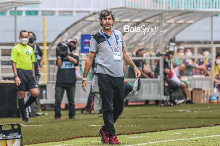 Pelatih Bali United, Stefano Cugurra alias Teco, sedang memantau para pemainnya dalam laga pekan keempat Liga 1 2021 di Stadion Pakansari, Bogor, Jawa Barat, 24 September 2021.