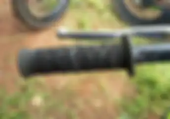Handgrip yang Dililit Ban Dalam Ini Punya Fungsi Istimewa di Jalur Tanah