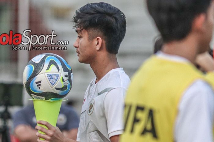 Pemain timnas U-17 Indonesia, Sulthan Zaky, sedang berlatih di Stadion 10 November, Surabaya, Jawa Timur, Rabu (15/11/2023).