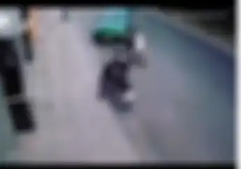 Gokil! Terekam CCTV, Supir Taksi Menabrakkan Mobilnya ke Motor Jambret Yang Sedang Beraksi