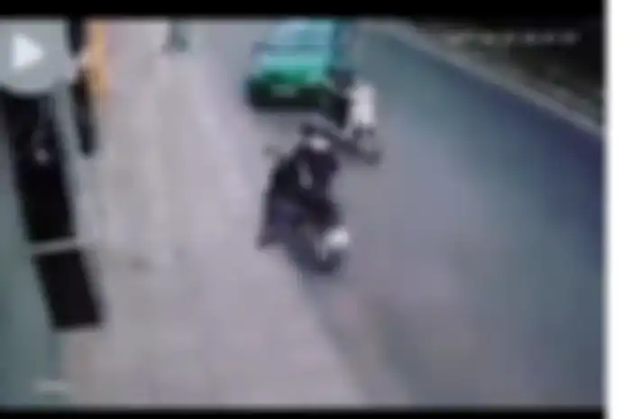 Supir taksi menabrakkan mobilnya ke motor pelaku jambret