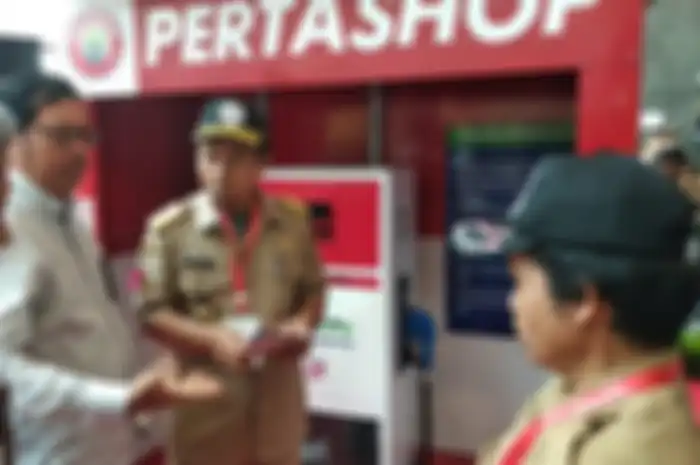 (kiri) Direktur Retail Pertamina, Mas'ud Khalid, Tata Raharja (tengah),Kepala Desa Purbayani, dan (kanan)  Dadang Hermawan, Kepala Desa Samudera Jaya, SPBU mini Pertashop pilihan hemat dibanding pertamini