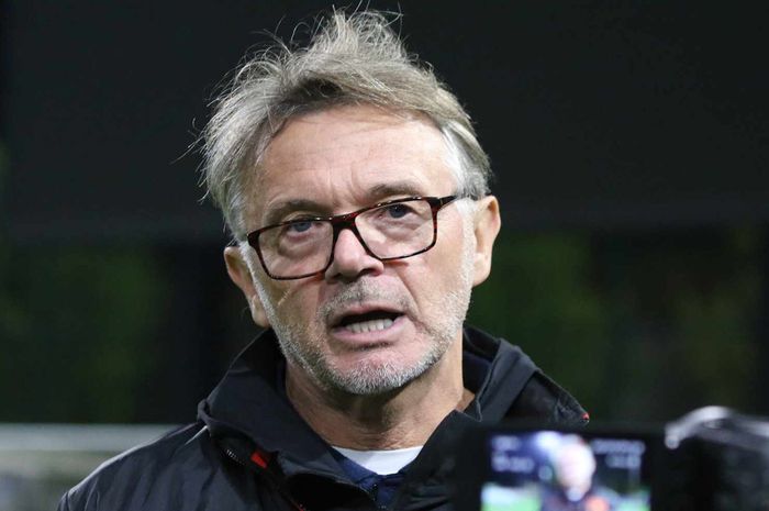 Pelatih Timnas Vietnam, Philippe Troussier. 