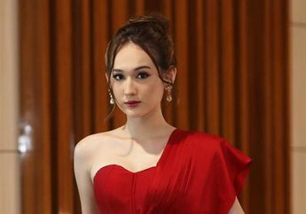 Pesona Wanita Berbaju Merah, Laura Moane Tampil Glamor Kenakan Dress Merah Memikat