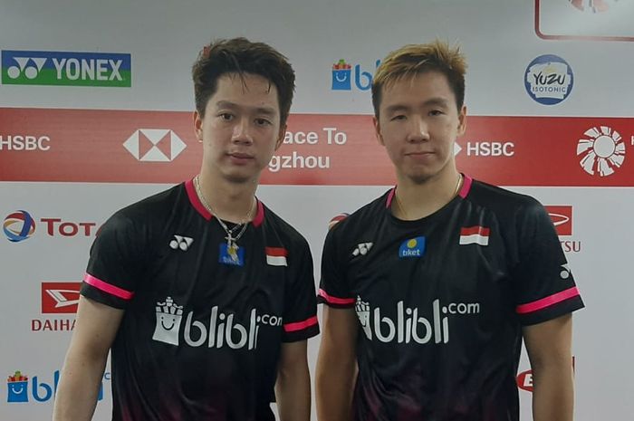 Pasangan ganda putra Indonesia, Marcus Fernaldi Gideon/Kevin Sanjaya Sukamuljo, berpose seusai melakoni konferensi pers pertandingan babak kedua Indonesia Masters 2020.