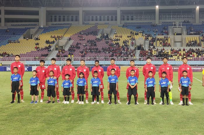 Skuad Timnas U-16 Indonesia melawan Singapura pada matchday pertama Grup A ASEAN Cup U-16 2024 di Stadion Manahan, Surakarta, Jumat (21/6/2024).