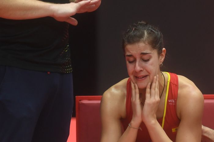 Pebulu tangkis tunggal putri Spanyol, Carolina Marin, menangis setelah mengalami cedera pada final Indonesia Masters 2019.