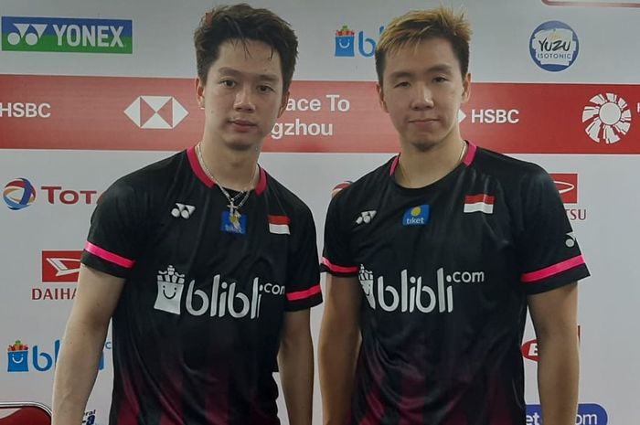 Pasangan ganda putra Indonesia, Marcus Fernaldi Gideon/Kevin Sanjaya Sukamuljo, berpose seusai melakoni konferensi pers pertandingan babak kedua Indonesia Masters 2020.