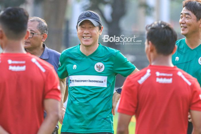 Pelatih timnas U-23 Indonesia, Shin Tae-yong,  sempat tersenyum saat sedang memantau para pemainnya berlatih di Lapangan A, Senayan, Jakarta, Kamis (10/8/2023).