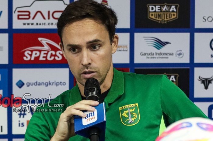 Pelatih Persebaya Surabaya, Paul Munster, sedang memberikan keterangan kepada awak media di Stadion Pakansari, Bogor, Jawa Barat, Jumat (21/2/2025).