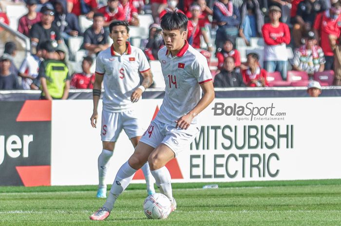 Pemain timnas Vietnam, Nguyen Hoang Duc (kanan), sedang menguasai bola saat bertanding dalam laga leg pertama semifinal Piala AFF 2022 di Stadion Gelora Bung Karno, Senayan, Jakarta, 6 Januari 2023.