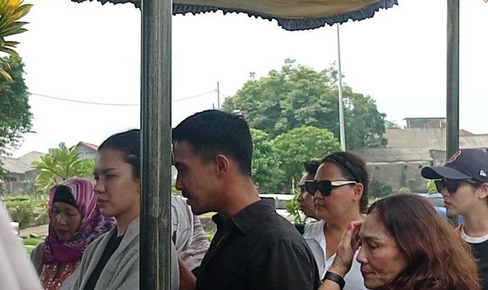 Pemakaman ibunda Michelle Joan di Taman Pemakaman Umum Tanah Kusir, Jakarta Selatan, Minggu (18/6/2023).