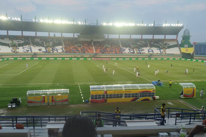 Suasana pertandingan terakhir Grup F Piala Dunia U-17 2023 antara Timnas U-17 Selandia Baru vs Meksiko di Stadion Si Jalak Harupat, Bandung, Sabtu (18/11/2023).