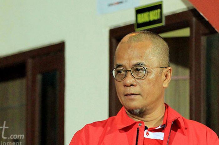  Manajer Madura United, Haruna Soemitro, menyaksikan laga pekan pertama Liga 1 2018 antara Madura Un